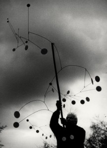 Ugo Mulas. Alexander Calder con Snow Flurry, Saché 1963